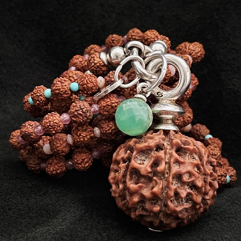 Buddhapearls Kette 25069 UNIKAT aus Rudraksha, Rubin, Türkis & Malachit