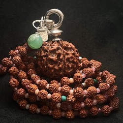 Buddhapearls Kette 25069 UNIKAT aus Rudraksha, Rubin, Türkis & Malachit