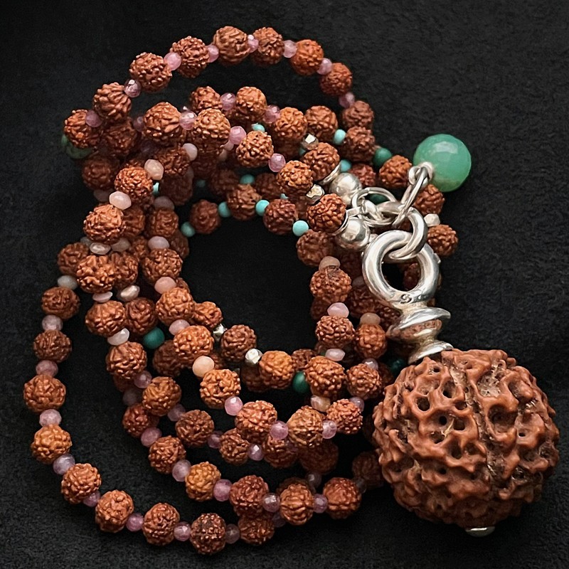 Buddhapearls Kette 25069 UNIKAT aus Rudraksha, Rubin, Türkis & Malachit