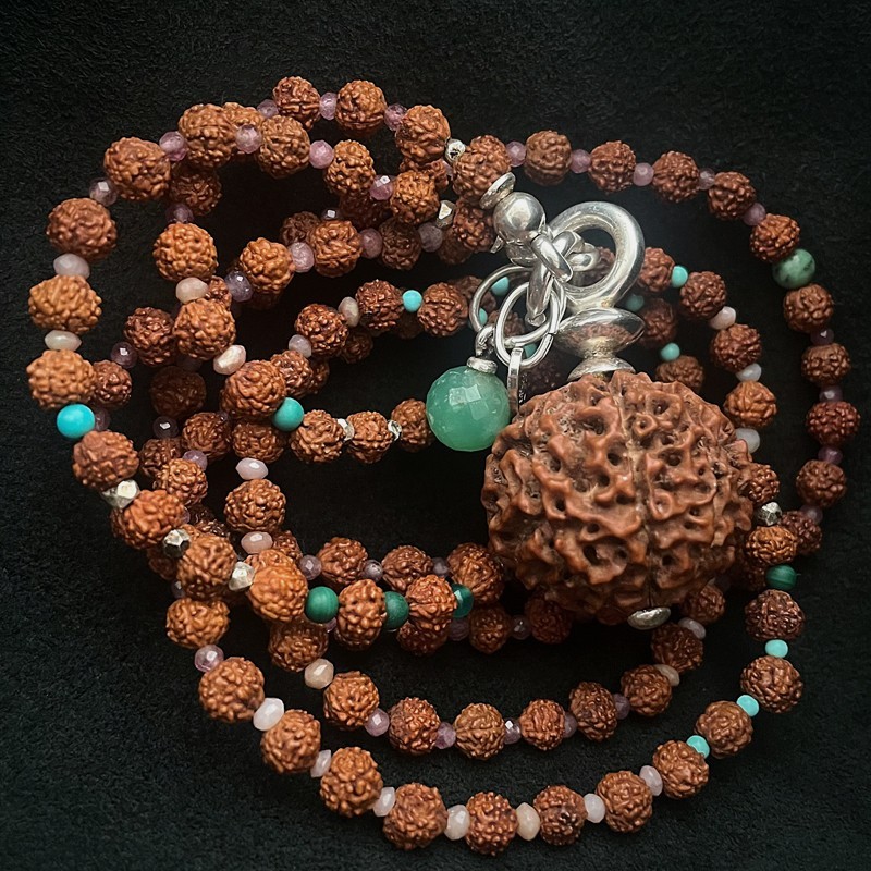 Buddhapearls Kette 25069 UNIKAT aus Rudraksha, Rubin, Türkis & Malachit