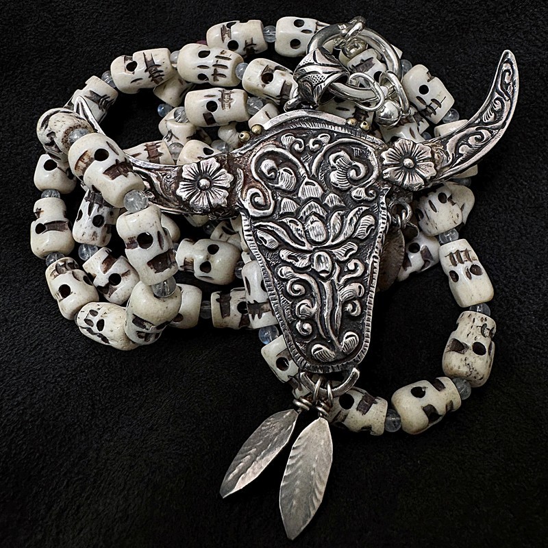 buddhapearls Skull Bone Kette mit Mondstein & Silber | Handmade in Berlin