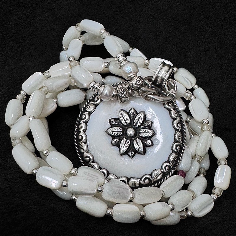 Lange Edelstein Kette aus Perlmutt, Hämatit & Silber – Unikat | buddhapearls