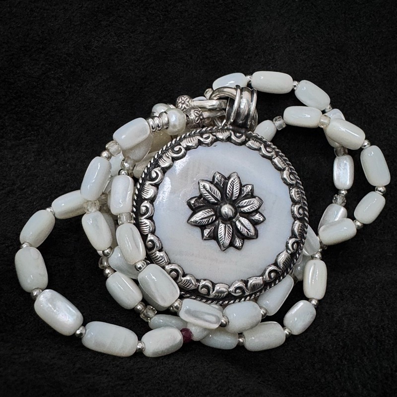 Lange Edelstein Kette aus Perlmutt, Hämatit & Silber – Unikat | buddhapearls