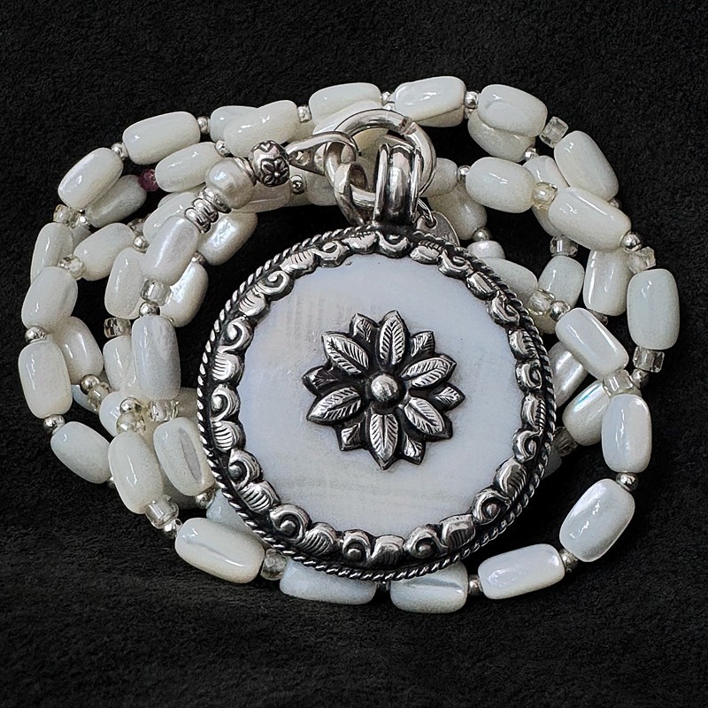 Lange Edelstein Kette aus Perlmutt, Hämatit & Silber – Unikat | buddhapearls