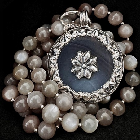 Handgefertigte lange Edelsteinkette aus Mondstein, Hämatit und Silber mit Achat-Anhänger. Handgeschmiedetes Unikat von buddhapea