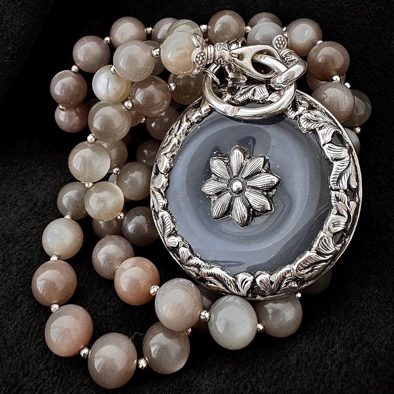 Handgefertigte lange Edelsteinkette aus Mondstein, Hämatit und Silber mit Achat-Anhänger. Handgeschmiedetes Unikat von buddhapea
