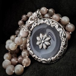 Handgefertigte lange Edelsteinkette aus Mondstein, Hämatit und Silber mit Achat-Anhänger. Handgeschmiedetes Unikat von buddhapea