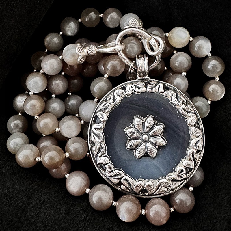 Handgefertigte lange Edelsteinkette aus Mondstein, Hämatit und Silber mit Achat-Anhänger. Handgeschmiedetes Unikat von buddhapea