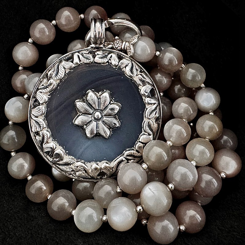 Handgefertigte lange Edelsteinkette aus Mondstein, Hämatit und Silber mit Achat-Anhänger. Handgeschmiedetes Unikat von buddhapea