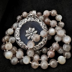 Handgefertigte lange Edelsteinkette aus Mondstein, Hämatit und Silber mit Achat-Anhänger. Handgeschmiedetes Unikat von buddhapea