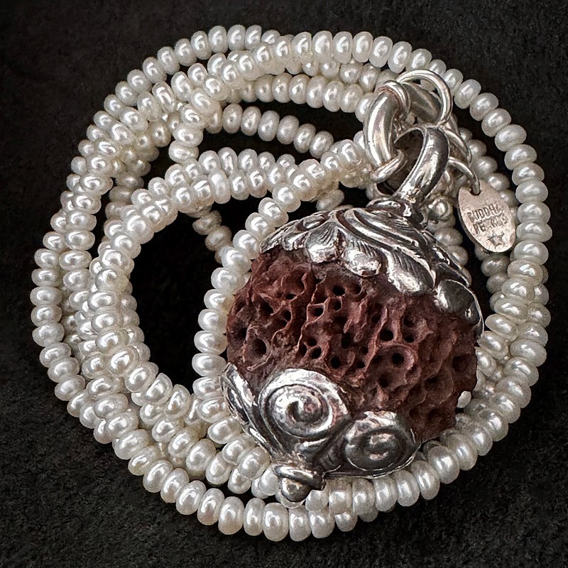 Lange Keshi-Perlenkette mit Rudraksha & Silber | buddhapearls
