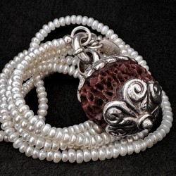 Lange Keshi-Perlenkette mit Rudraksha & Silber | buddhapearls
