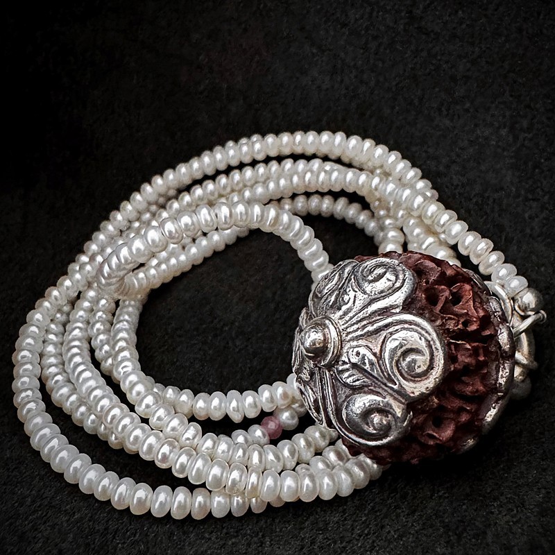 Lange Keshi-Perlenkette mit Rudraksha & Silber | buddhapearls