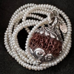 Lange Keshi-Perlenkette mit Rudraksha & Silber | buddhapearls