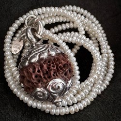 Lange Keshi-Perlenkette mit Rudraksha & Silber | buddhapearls