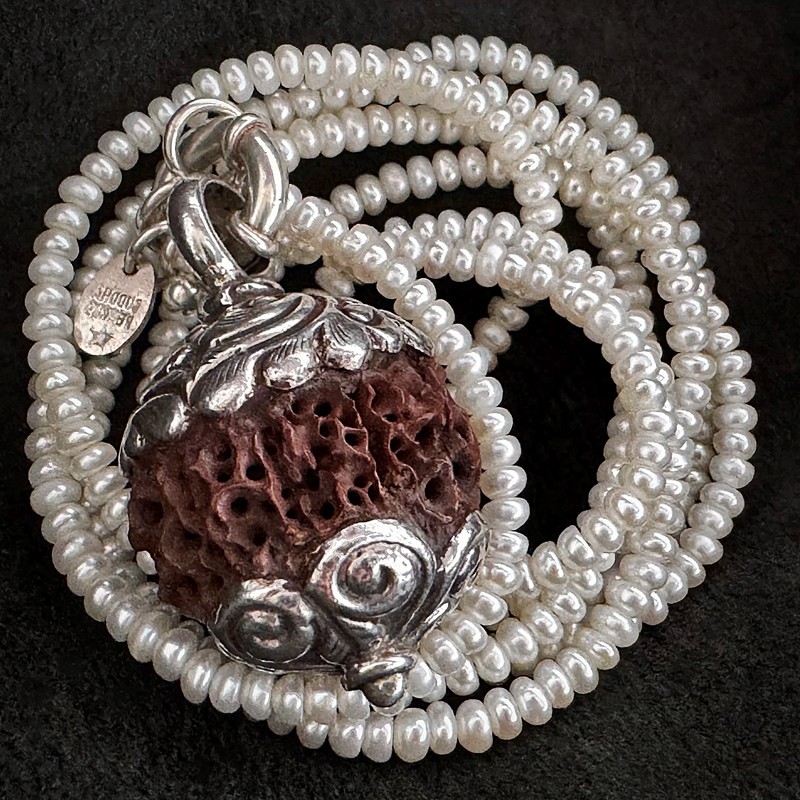 Lange Keshi-Perlenkette mit Rudraksha & Silber | buddhapearls