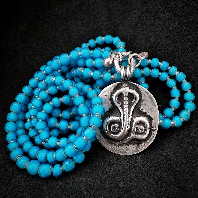 Lange Kette aus antiken White Hearts Glasperlen & Silber | buddhapearls