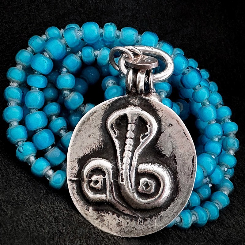 Lange Kette aus antiken White Hearts Glasperlen & Silber | buddhapearls