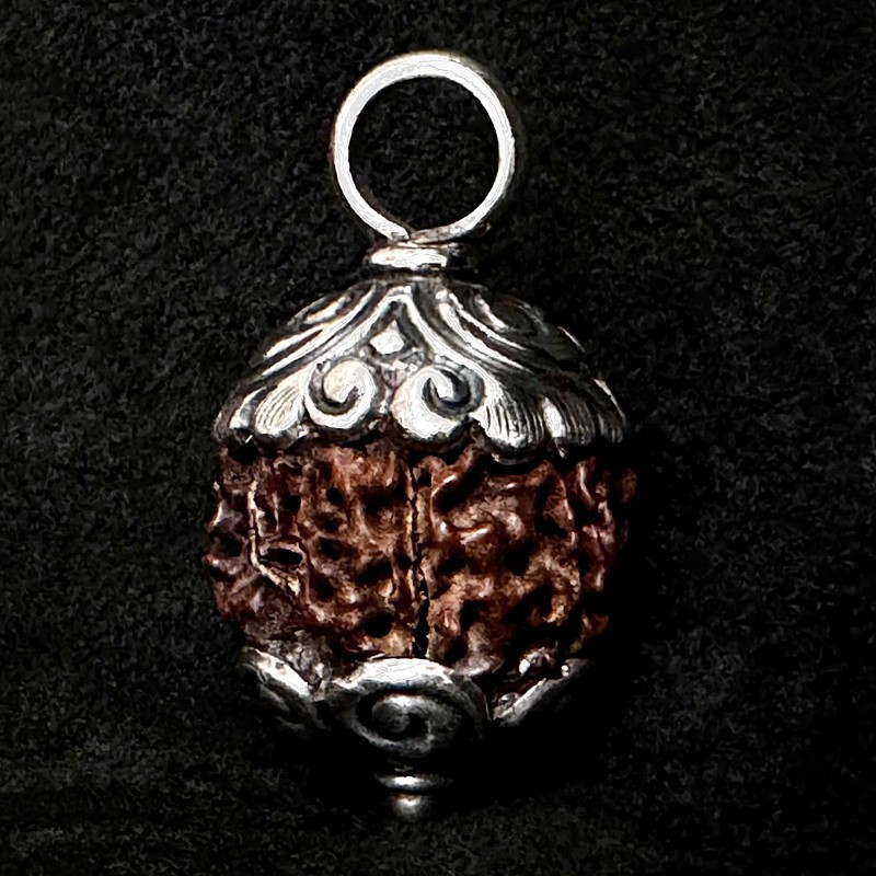Rudraksha Anhänger & Silber | Handgefertigt in Berlin | buddhapearls